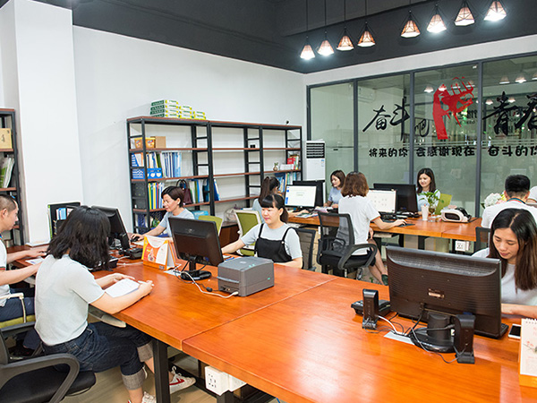 午夜视频在线免费观看金屬-辦公室